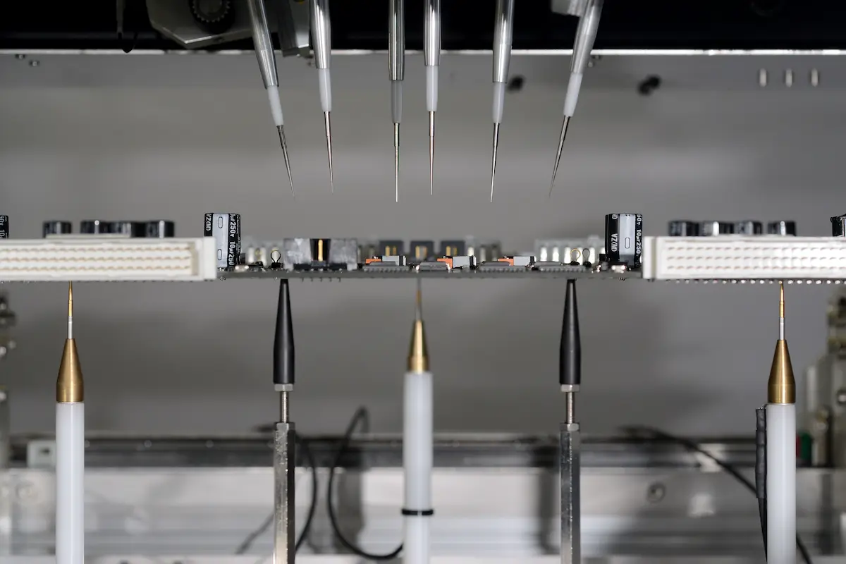 Die Nadeln des APT-1400F beim Testen einer Platine