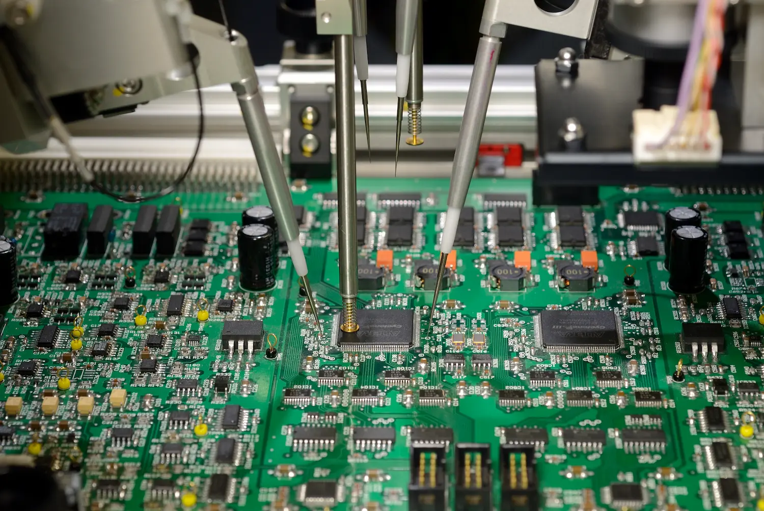 Detail-Ansicht des Flying Probe Testers APT-1400F