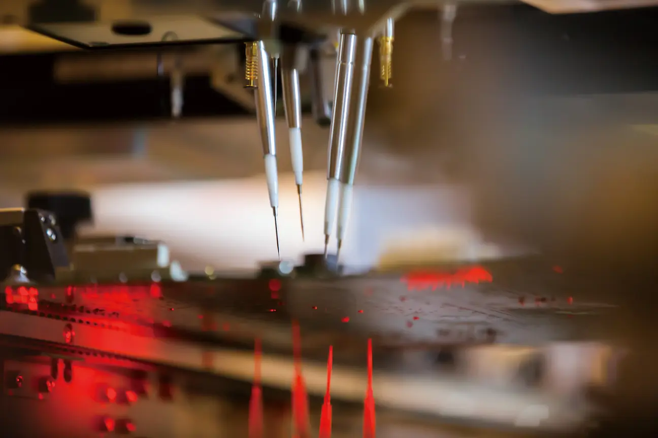 APT-1600FD testet ein Bauteil