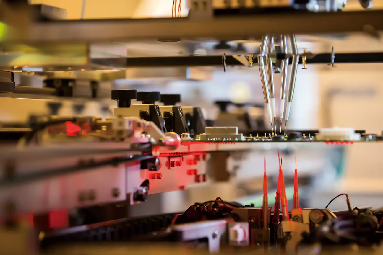 APT-1600FD testet ein Bauteil mit acht Nadeln