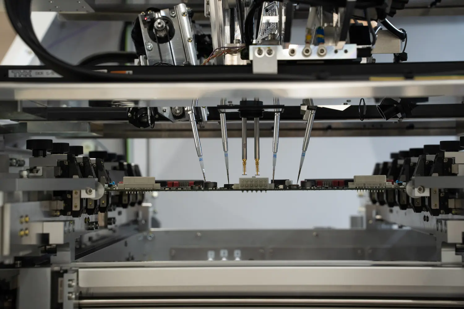 Innenansicht des Flying Probe Testers APT-2400F-SL