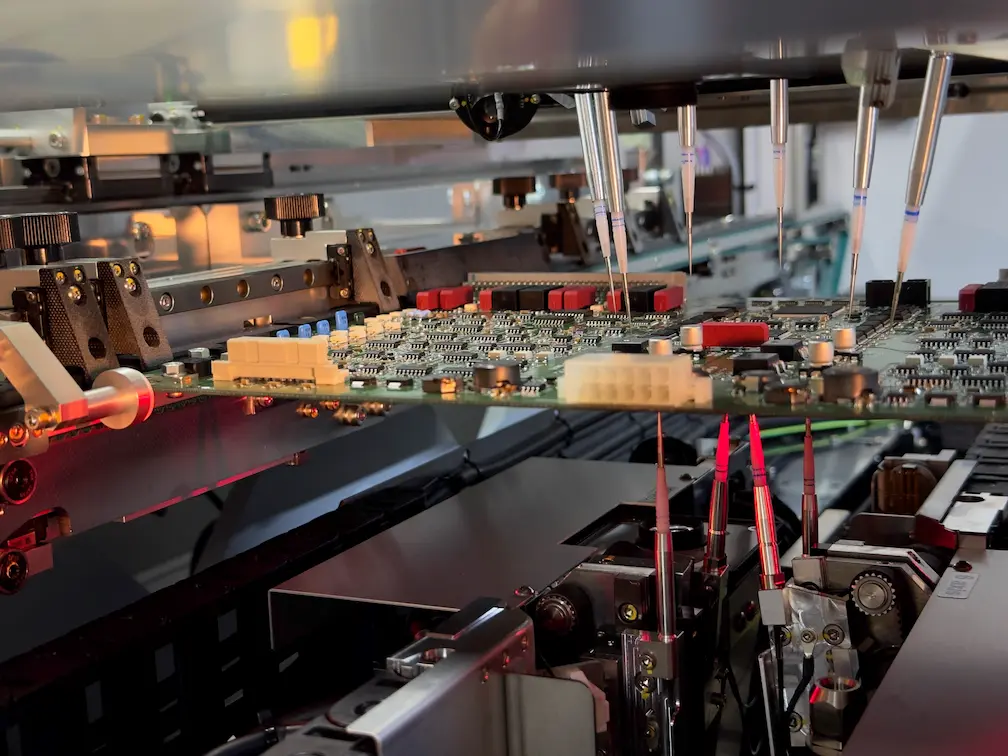 Innenansicht der Flying Probe Testers APT-2600FD