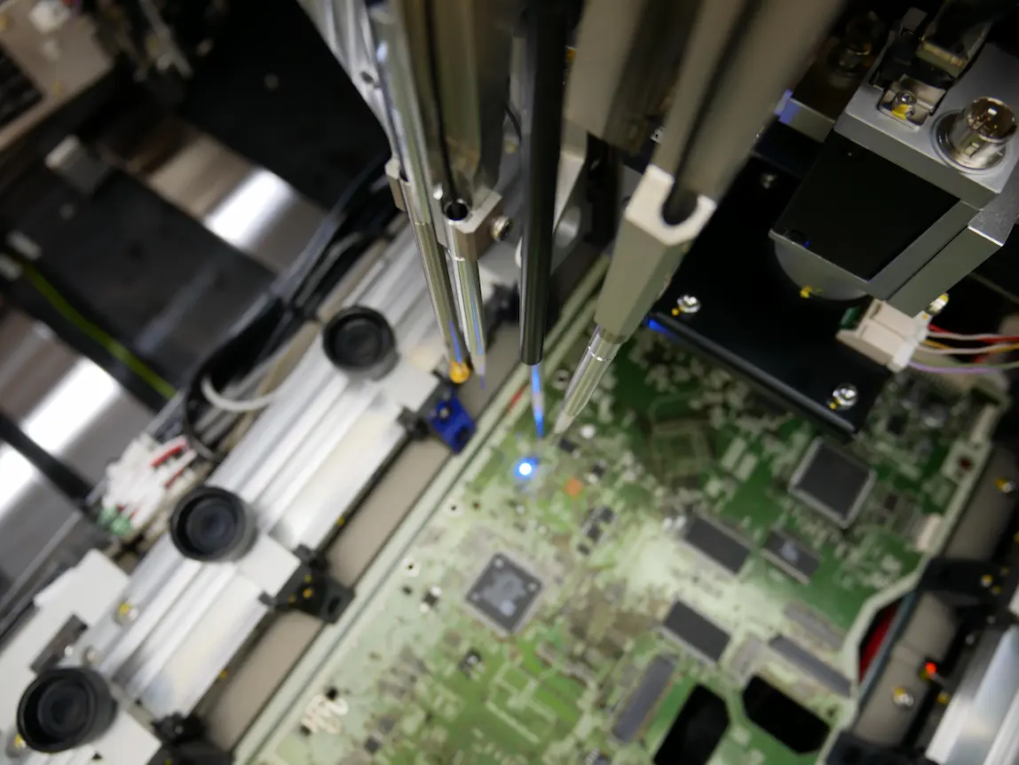 LED-Farbtestsystem | Flying Probe Tester | Systech