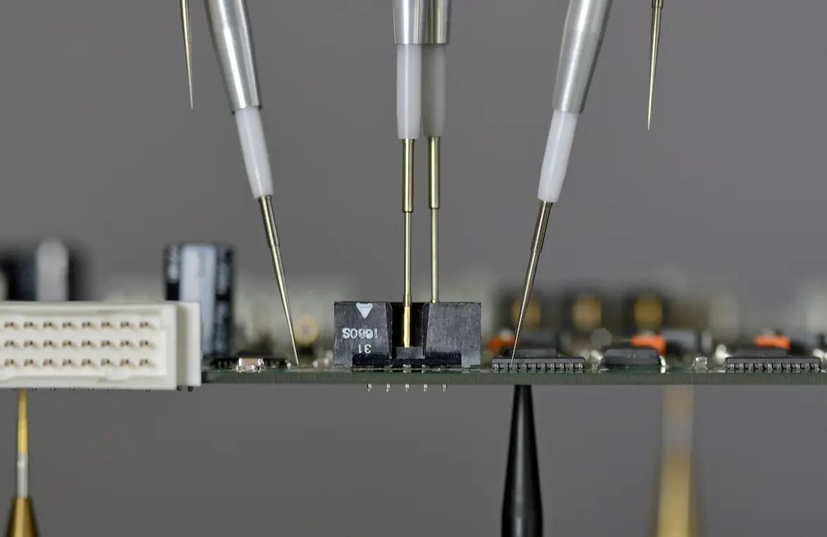 Vertikale Proben | Flying Probe Tester | Systech