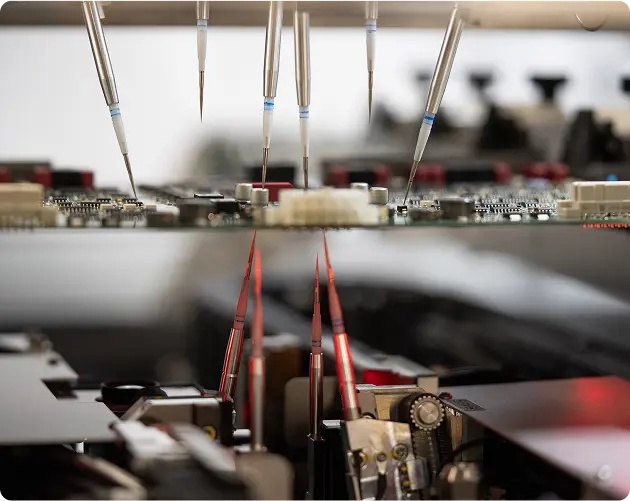 Flying Probe Tester APT-2600FD beim Testen eines Bauteils