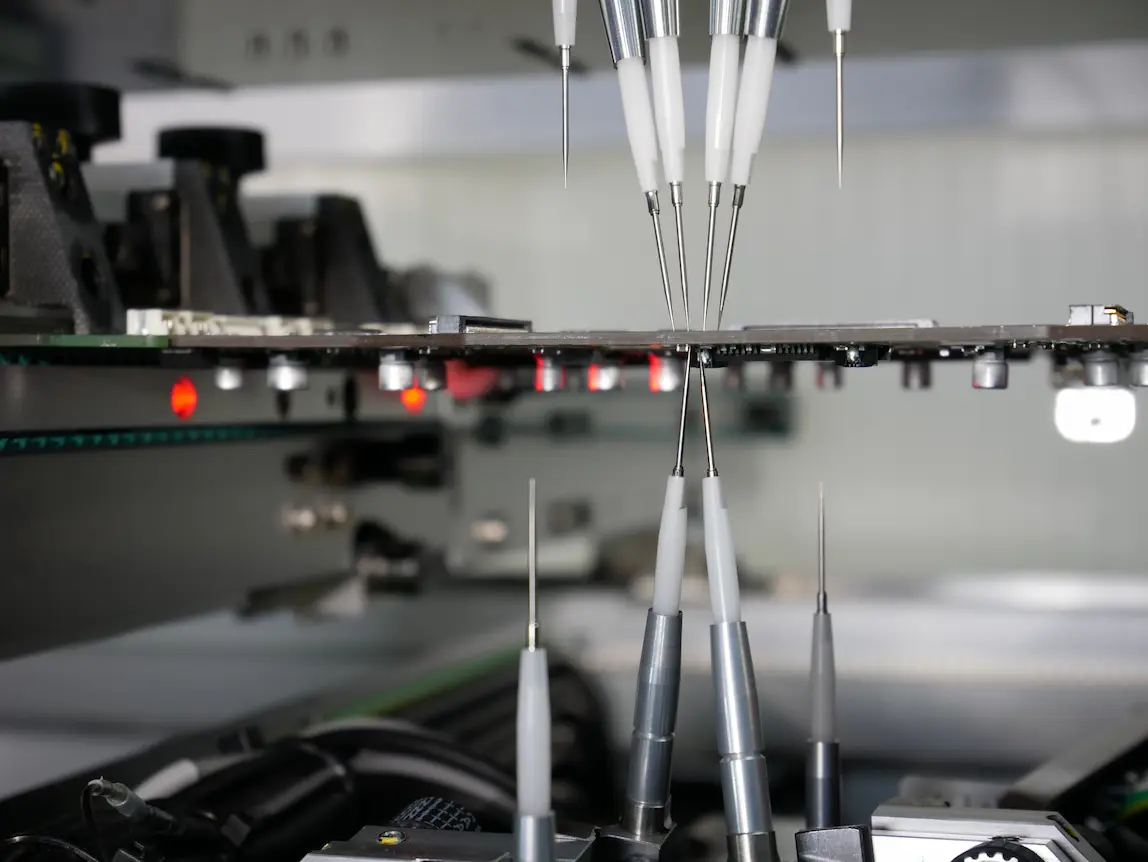Großaufname der Nadeln eines Flying Probe Testers