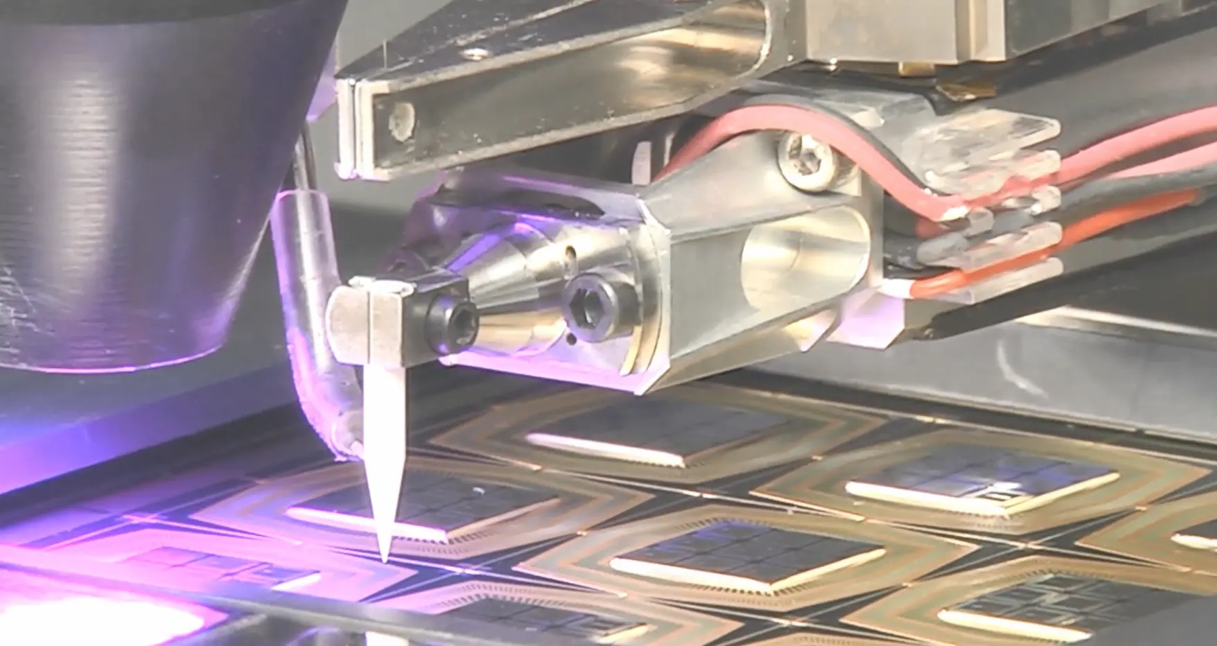 Detail-Aufnahme eines KAIJO Wire Bonders während des Bondens