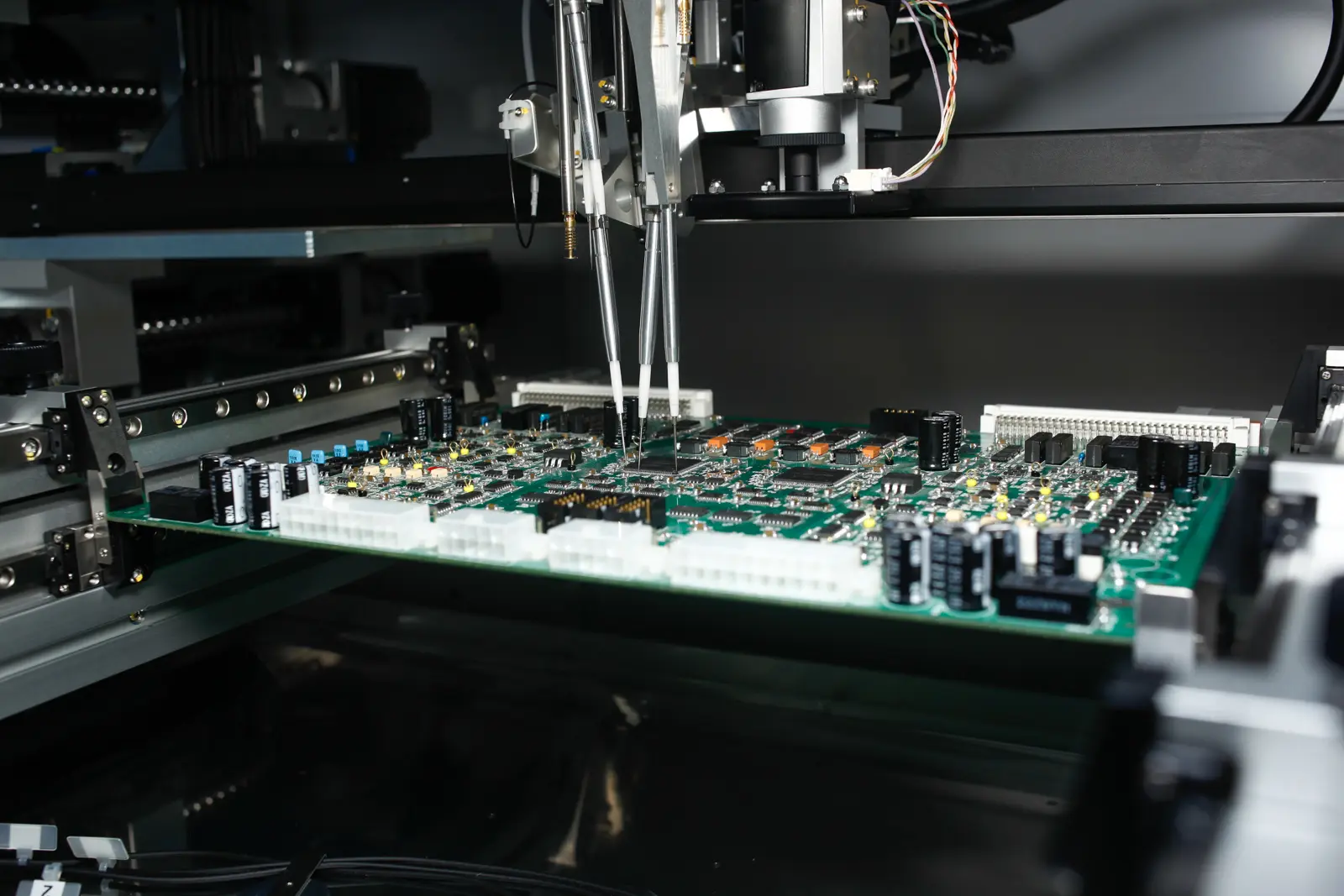 Bauteil wird in einem Flying Probe Tester getestet